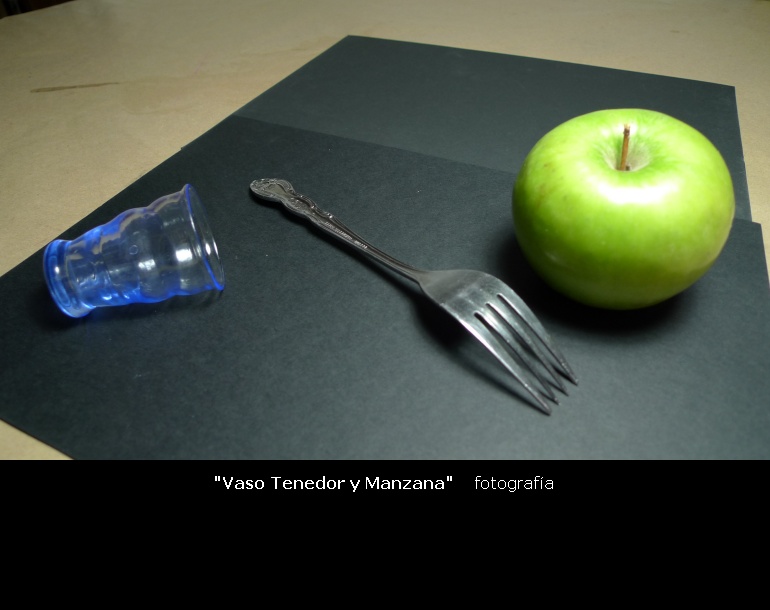 Vaso, tenedor y manzana, foto